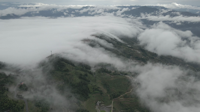 云雾翻山航拍