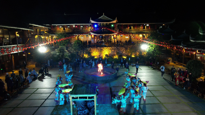 雪峰山旅游雁鹅界夜间篝火晚会民族活动