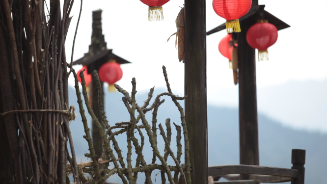 雁鹅界传统建筑屋檐红灯笼特写素材