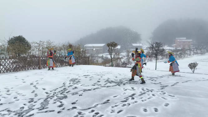 花瑶冬季打雪仗