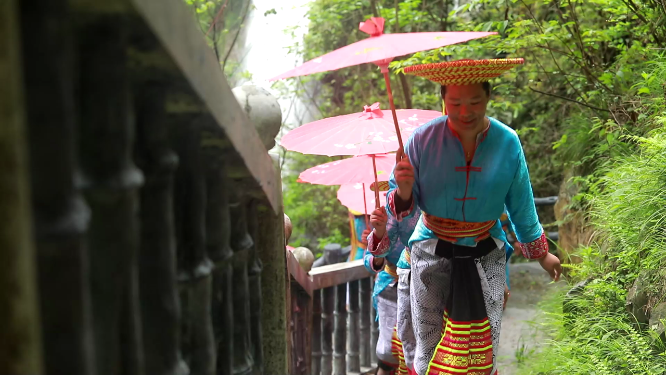 花瑶快闪活动行走中的民族少女