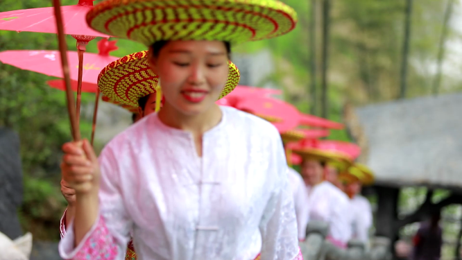 花瑶快闪活动行走中的民族少女