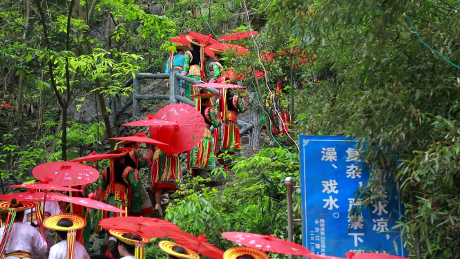 花瑶快闪活动行走中的民族少女