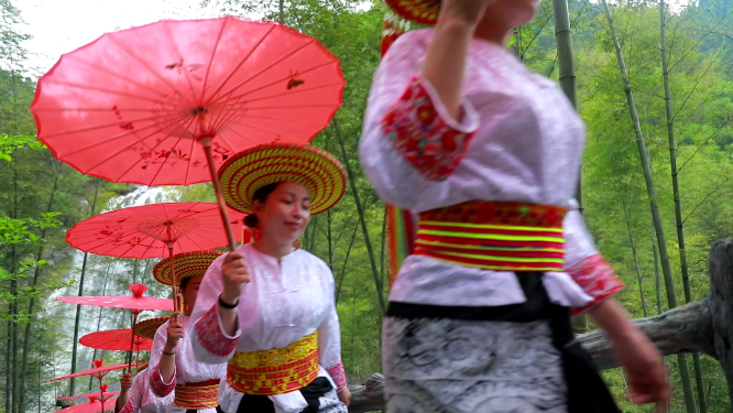 花瑶快闪活动行走中的民族少女