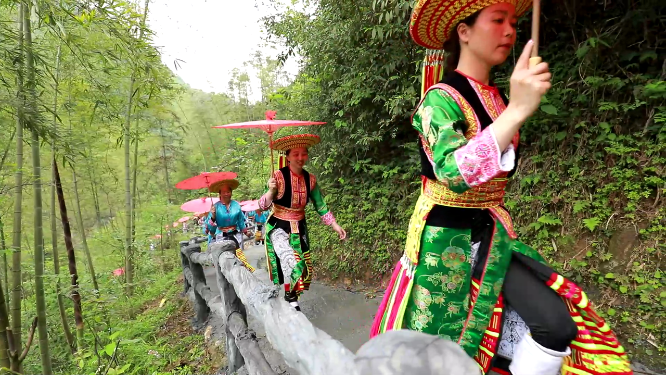 花瑶快闪活动行走中的民族少女