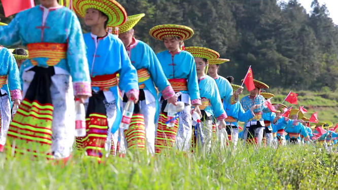 花瑶快闪活动行走中的民族少女