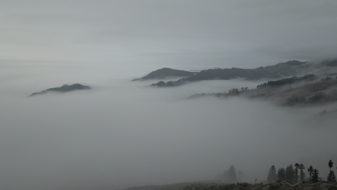 云瑶雪峰山山背云雾