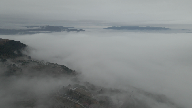 云瑶雪峰山山背云雾