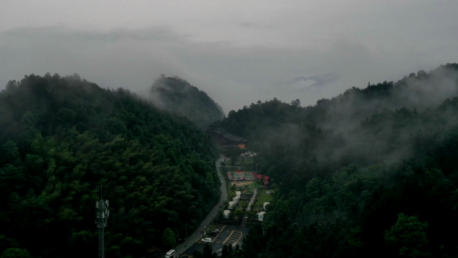 傍晚云雾缭绕雪峰山
