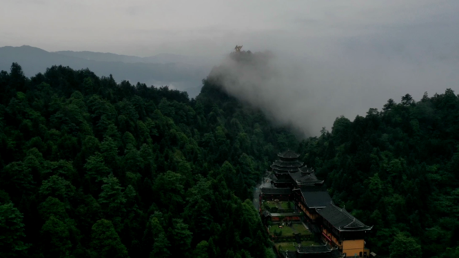 傍晚云雾缭绕雪峰山