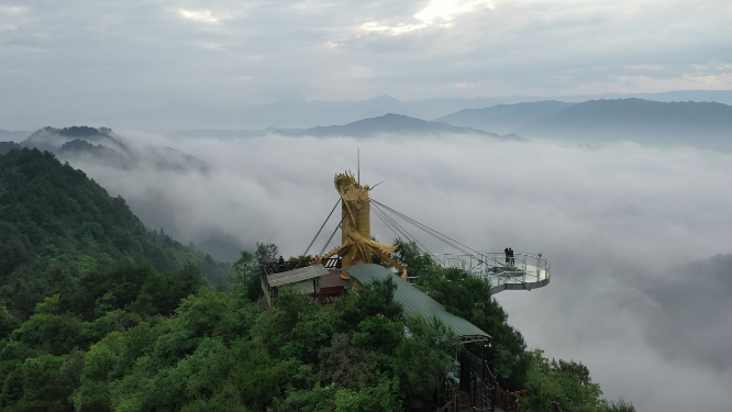 震撼云海龙凤雕像