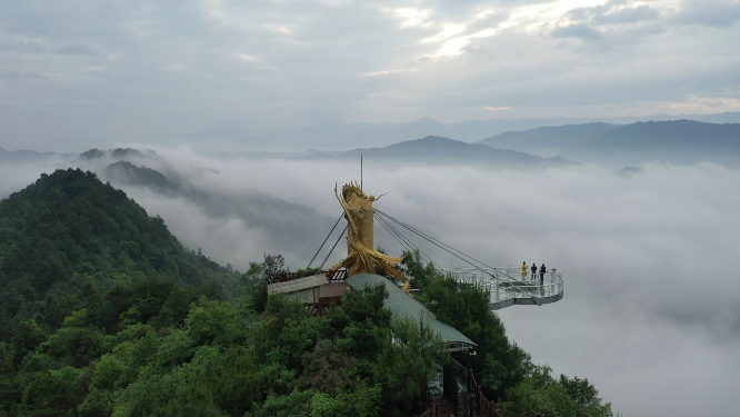 震撼云海龙凤雕像