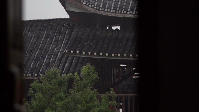 枫香瑶寨传统建筑屋檐空镜