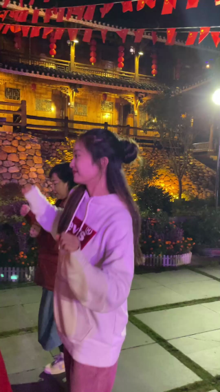 枫香瑶寨热闹篝火晚会活动人物