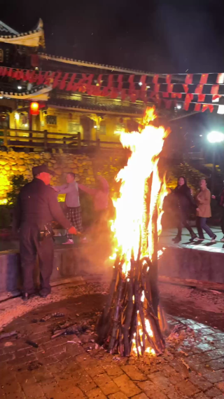 枫香瑶寨热闹篝火晚会活动人物