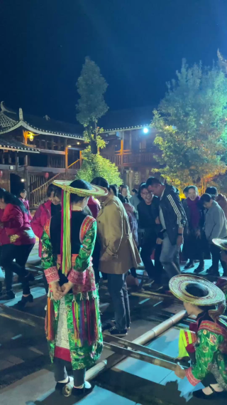 枫香瑶寨热闹篝火晚会活动人物