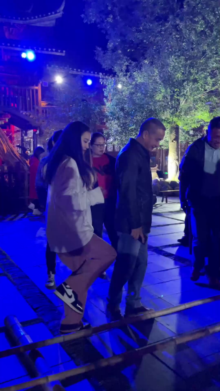 枫香瑶寨热闹篝火晚会活动人物