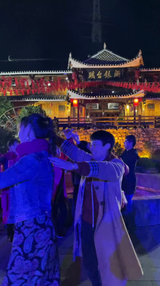 枫香瑶寨热闹篝火晚会活动人物