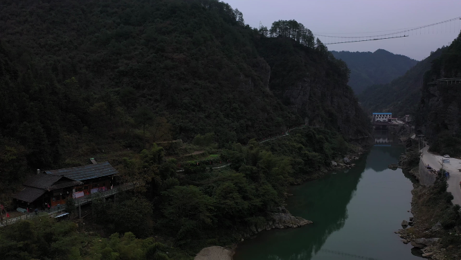 穿梭枫香瑶寨流水河岸航拍
