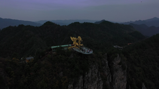 枫香瑶寨夜晚山顶雕像航拍