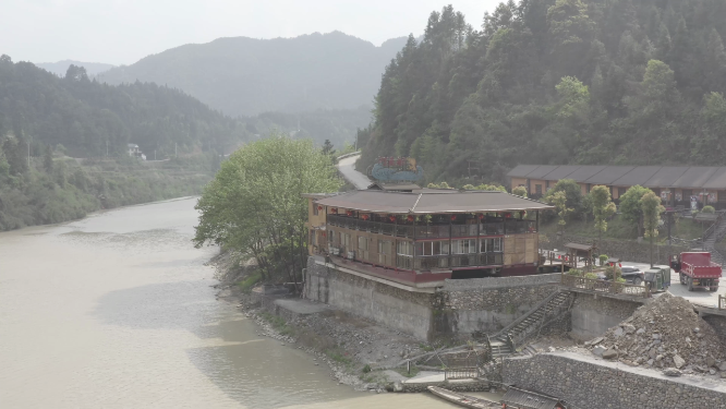 枫香瑶寨江边传统建筑