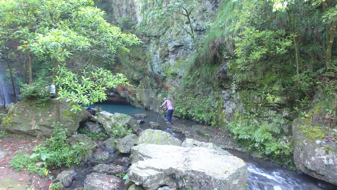 瀑布流水山林素材