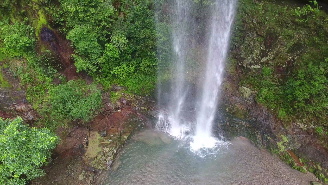 穿岩山瀑布流水航拍