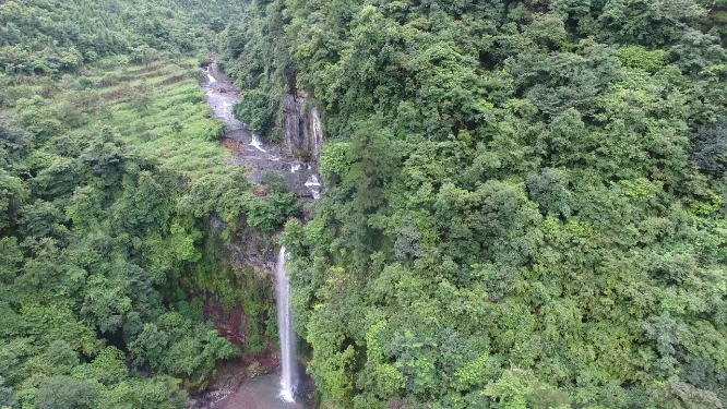 穿岩山瀑布流水航拍