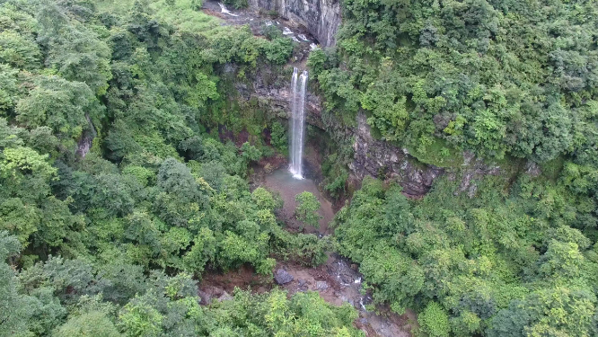 穿岩山瀑布流水航拍