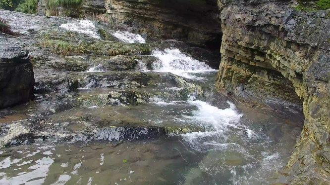 穿岩山河流航拍