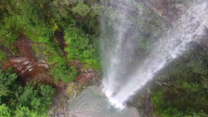 穿岩山瀑布流水航拍