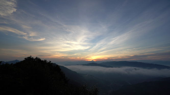 穿岩山夕阳云雾航拍