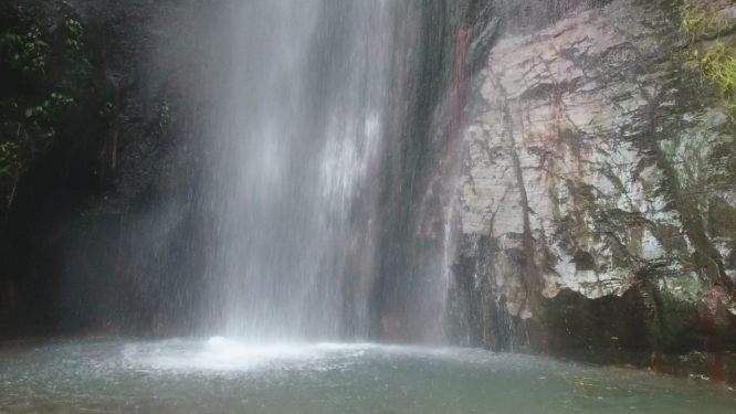 穿岩山瀑布流水航拍