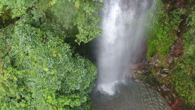 穿岩山瀑布流水航拍