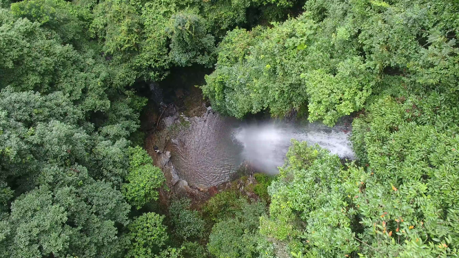 穿岩山瀑布流水航拍