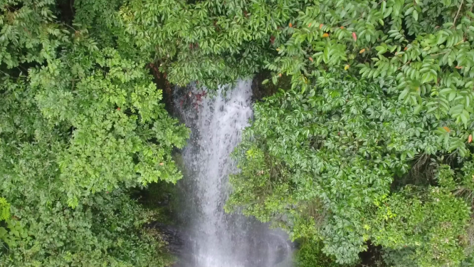 穿岩山瀑布流水航拍