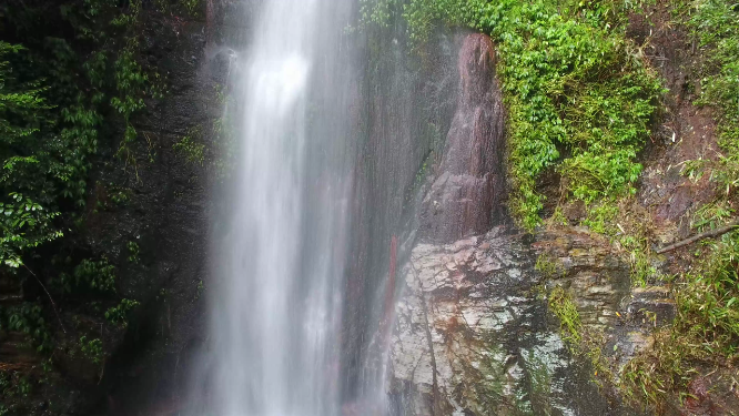 穿岩山瀑布流水航拍