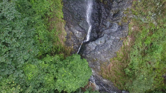 穿岩山瀑布流水航拍