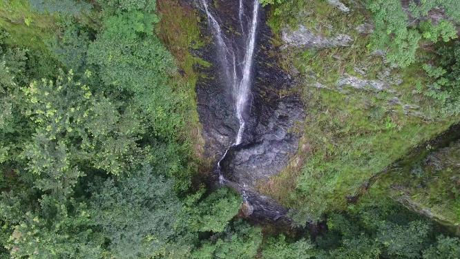 穿岩山瀑布流水航拍