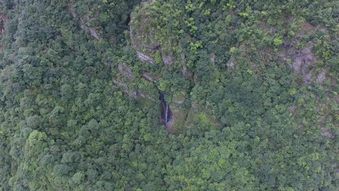 穿岩山山谷绿林航拍