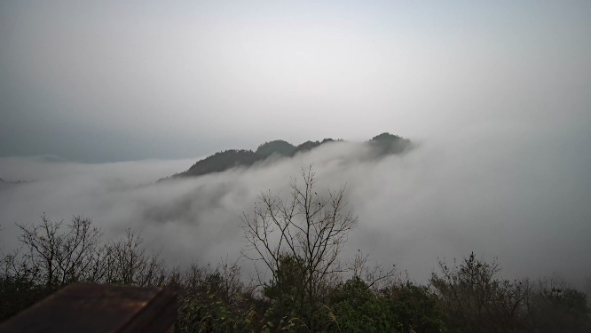 穿岩山奔涌云雾延时素材