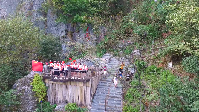 穿岩山游客互动风景航拍