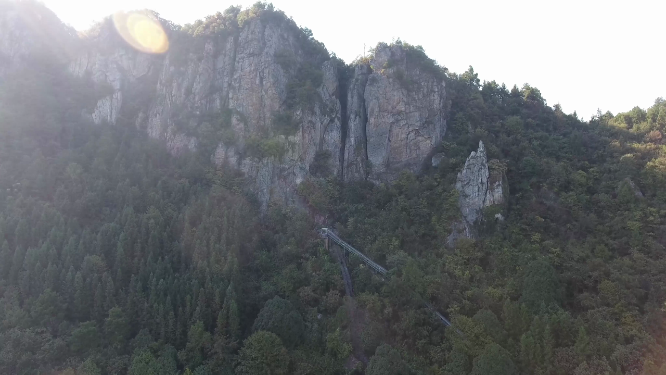 穿岩山树林风景航拍