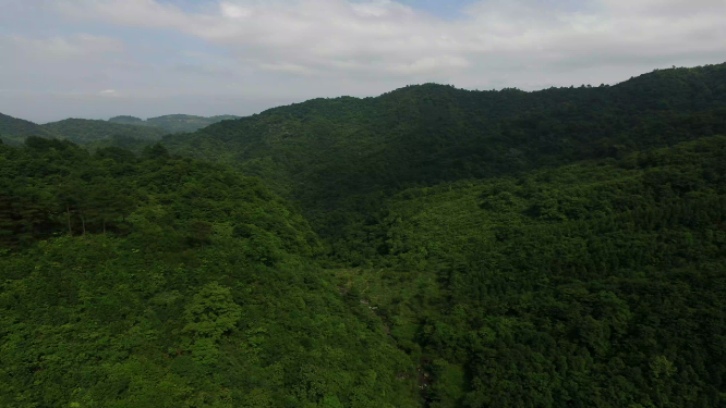 航拍穿岩山