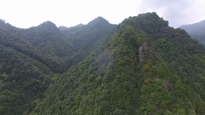 穿梭穿岩山山谷航拍