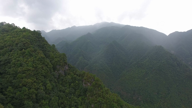 穿梭穿岩山山谷航拍