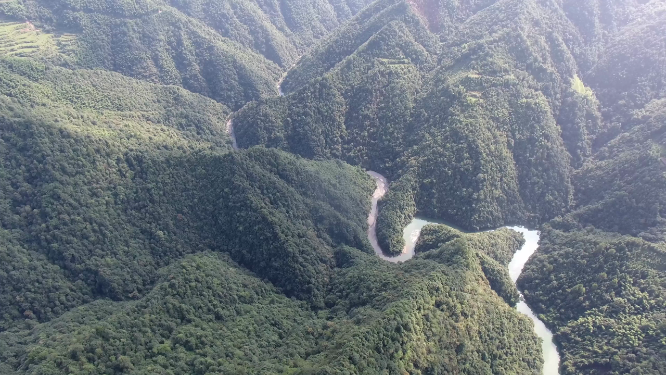 穿岩山蜿蜒河流航拍