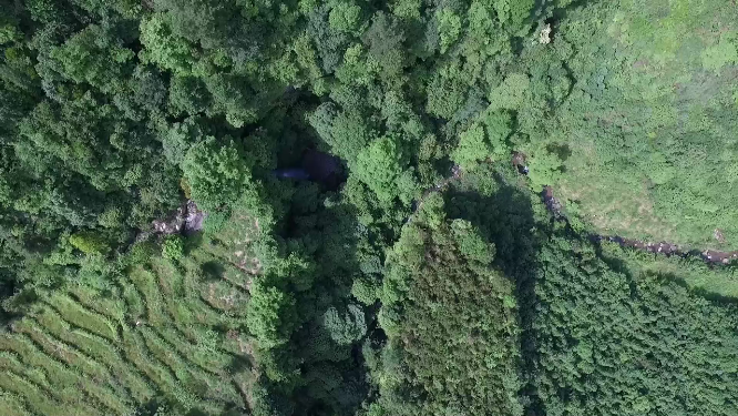 穿岩山绿林俯视航拍