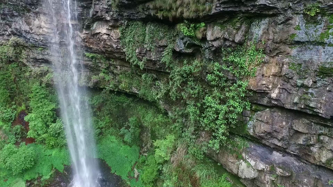 穿岩山瀑布航拍