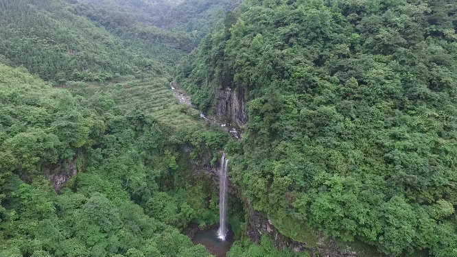 航拍穿岩山瀑布远景